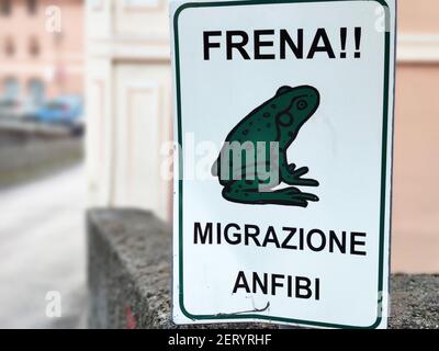 Stop Frösche Migration Kreuzung Schild in italienischen Detail Stockfoto