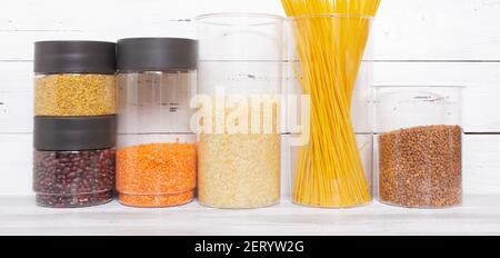 Null-Abfall-Lagerraum. Frühstücksartikel, in wiederverschließbaren Plastikgläsern, Müsli, Pasta. Banken können mehrmals mit Massenprodukten befüllt werden. Stockfoto