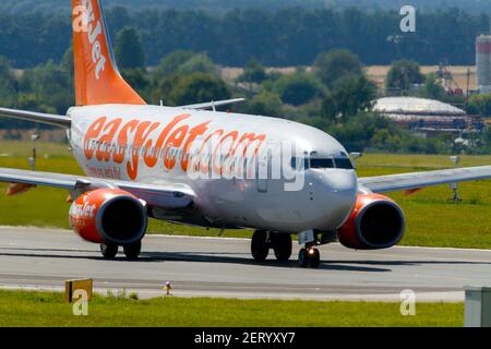 EasyJet Flugzeug auf Asphalt am Prager Flughafen Flugzeug rollt auf Startbahn Stockfoto