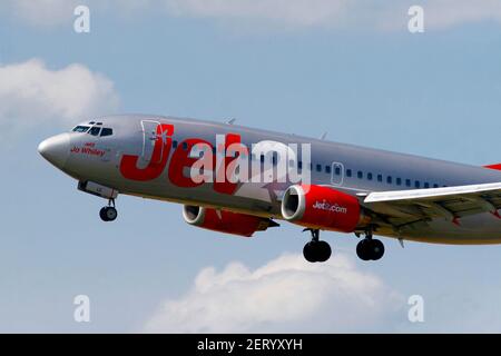 Jet2 Flugzeug Landung Boeing 737 in Prag Stockfoto