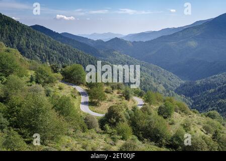 Erhöhte Ansicht von leerer Straße durch die Berge, ligurischen Alpen, Italien Stockfoto