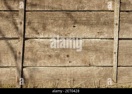 Braune Holzplanken Hintergrund. Nahaufnahme von Holzbrett im sonnigen Garten. Stockfoto