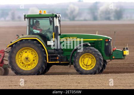 John Deere Traktor Landwirt, Frühjahr Saisonarbeiten auf dem Boden Feld Stockfoto