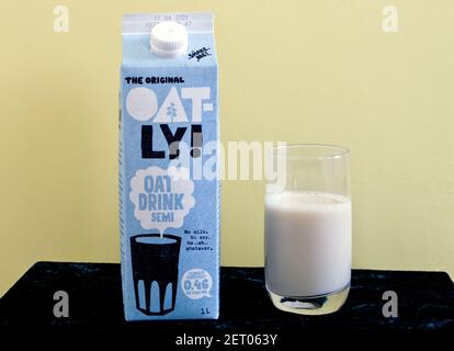 Das Original Oatly Semi Oat Drink, EINE vegane Alternative zur Milch auf Milchbasis, Großbritannien Stockfoto