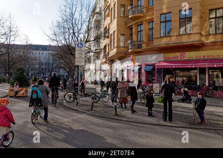 Lange vor Eisladen in Kreuzberg, Vorfruehling in Berlin Mitte Februar 2021 Stockfoto