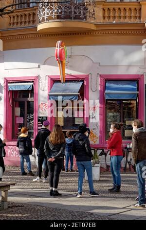 Lange vor Eisladen in Kreuzberg, Vorfruehling in Berlin Mitte Februar 2021 Stockfoto