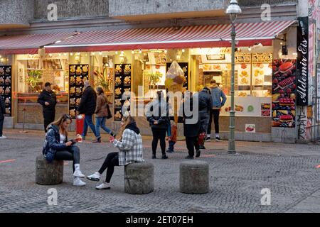 Lange vor Eisladen in Kreuzberg, Vorfruehling in Berlin Mitte Februar 2021 Stockfoto