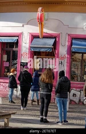 Lange vor Eisladen in Kreuzberg, Vorfruehling in Berlin Mitte Februar 2021 Stockfoto