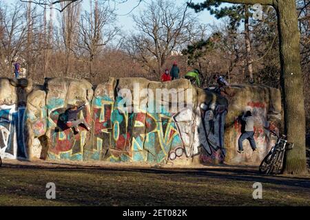 Vorfruehling in Berlin Mitte Februar 2021 , Volkspark Friedrichshain, Kletterfelsen. Stockfoto