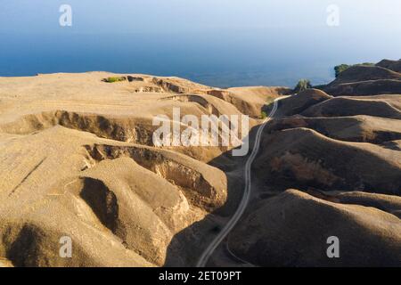 Einzigartige hügelige Küsten an der Schwarzmeerküste im Süden der Ukraine. Landschaftsfotografie Stockfoto