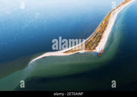 Altes Schiffswrack Stahlbetonbarge verlassen stehen am Strand an der Küste des Schwarzen Meeres in Kinburn Halbinsel, Ukraine Stockfoto