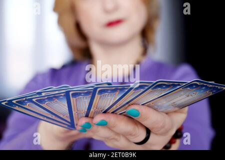 Wahrsagerei, Frau mit Tarot-Karten in den Händen aus nächster Nähe. Konzept des Sehens des Schicksals, Weissagung, Astrologie Stockfoto