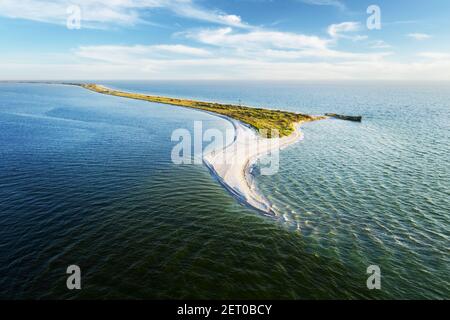 Altes Schiffswrack Stahlbetonbarge verlassen stehen am Strand an der Küste des Schwarzen Meeres in Kinburn Halbinsel, Ukraine Stockfoto