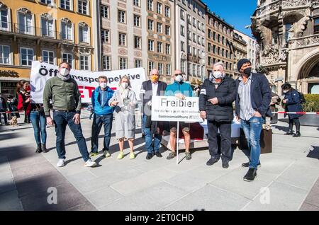 München, Bayern, Deutschland. März 2021, 1st. Im Vorfeld der Bund-Länder-Konferenz am 3rd. März veranstalteten Hoteliers- und Gastronomieverbände den stillen Marienplatz mit Musik und Tanz mit vorbereiteten Tischen und Betten, um die Existenzbedrohungen dieser Industrien darzustellen. Die Gruppen, einschließlich Dehoga, fordern keine Wiedereröffnung um jeden Preis, sondern einen zuverlässigen Austrittsplan, für den sie planen können. Quelle: Sachelle Babbar/ZUMA Wire/Alamy Live News Stockfoto