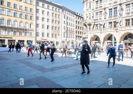 München, Bayern, Deutschland. März 2021, 1st. Im Vorfeld der Bund-Länder-Konferenz am 3rd. März veranstalteten Hoteliers- und Gastronomieverbände den stillen Marienplatz mit Musik und Tanz mit vorbereiteten Tischen und Betten, um die Existenzbedrohungen dieser Industrien darzustellen. Die Gruppen, einschließlich Dehoga, fordern keine Wiedereröffnung um jeden Preis, sondern einen zuverlässigen Austrittsplan, für den sie planen können. Quelle: Sachelle Babbar/ZUMA Wire/Alamy Live News Stockfoto