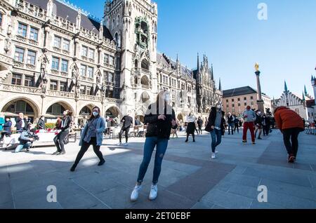 München, Bayern, Deutschland. März 2021, 1st. Im Vorfeld der Bund-Länder-Konferenz am 3rd. März veranstalteten Hoteliers- und Gastronomieverbände den stillen Marienplatz mit Musik und Tanz mit vorbereiteten Tischen und Betten, um die Existenzbedrohungen dieser Industrien darzustellen. Die Gruppen, einschließlich Dehoga, fordern keine Wiedereröffnung um jeden Preis, sondern einen zuverlässigen Austrittsplan, für den sie planen können. Quelle: Sachelle Babbar/ZUMA Wire/Alamy Live News Stockfoto