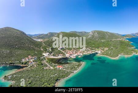 Luftdrohnenaufnahme des Dorfes Mali Ston mit Stadtmauer Von Ston in Ragusa bei Dubrovnik in Kroatien Sommer Stockfoto