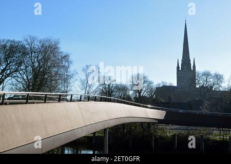 Suche entlang Peters-Brücke über den Fluss Wensum mit dem Turm der Norwich Kathedrale jenseits Stockfoto