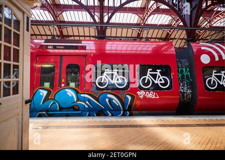 Ein Zug an einem Bahnhof mit Graffiti Stockfoto