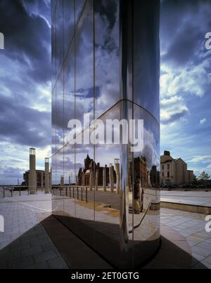 Wasserturm mit Spiegelung von Gebäuden, in Bute Place, Cardiff Bay, Wales, UK-Hochformat mit dramatischen Himmel und Wolken Stockfoto