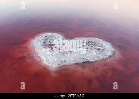 Herz aus Salz in rosa Wasser Salzsee in der Ukraine, Europa. Kreatives Konzept Stockfoto