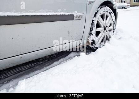 Nahaufnahme des Autoreifens im Schnee Stockfoto