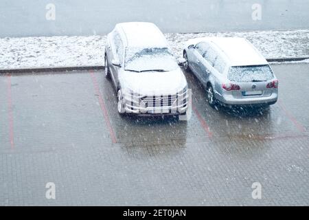 Zwei geparkte Autos mit Schnee bedeckt Stockfoto