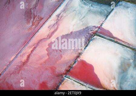 Abstrakte Ansicht von rosa See Salzwasser von Drohne. Kreative Natur Farbkonzept. Draufsicht Hintergrund Stockfoto