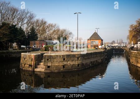 Sawley Marina, Trent Lock Nottingham 29th Feb 2020 zwei Kanalschlösser mit Keepers House on Waterway . Ruhig und entspannend warten auf schmale Boote Stockfoto