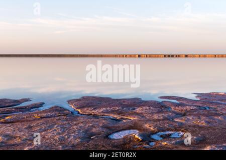 Salzkristalle in rosa Wasser Salzsee in der Ukraine, Europa. Landschaftsfotografie Stockfoto