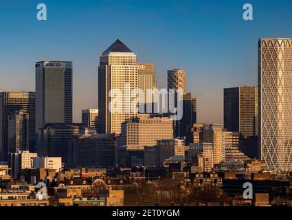 London UK Canary Wharf Bürogebäude und städtische Straßen Stockfoto