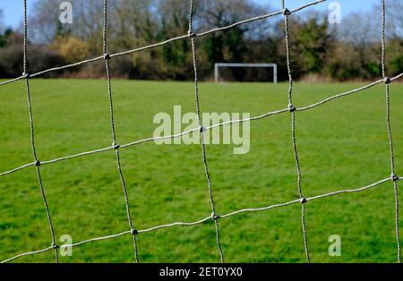 Fußballplatz Tor Pfosten Netting in Stadtpark, Norden norfolk, england Stockfoto