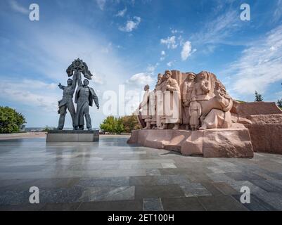 Denkmäler unter Volksfreundschaftsbogen - Kiew, Ukraine Stockfoto