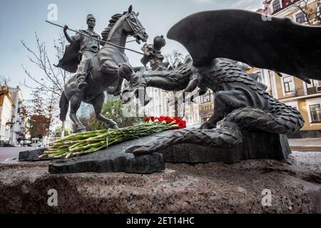 Das Denkmal des Kosaken-Siegers - der ukrainische Kosaken Speere den zweiköpfigen Drachen - Kiew, Ukraine Stockfoto