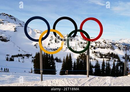 Whistler, British Columbia, Kanada 2013. Das olympische Symbol gegen die felsigen Berge Stockfoto