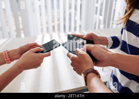 Menschen mit smartphones Stockfoto