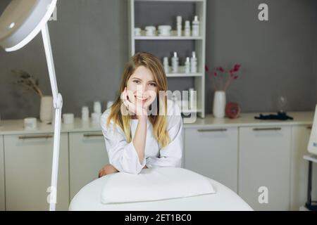 Beratung in der Kosmetologie Klinik. Weibliche Schönheitsdoktor im weißen Mantel lächelnd. Gesundheitskonzept. Stockfoto