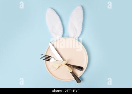 Festliche Ostertischkulisse mit weißen Osterhasen-Ohren Stockfoto