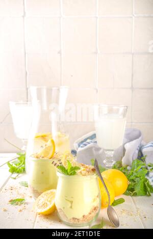 Kein gebackener hausgemachter Zitronenkäsekuchen mit Minze im kleinen Jahrgang Gläser Stockfoto