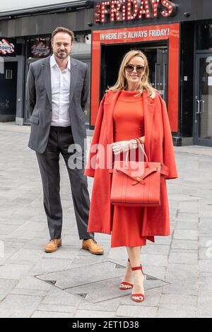 London, Großbritannien. März 2021, 01st. Amanda Holden und Jamie Theakston posieren vor den I Heart Studios in London. Kredit: SOPA Images Limited/Alamy Live Nachrichten Stockfoto