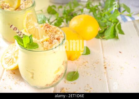 Kein gebackener hausgemachter Zitronenkäsekuchen mit Minze im kleinen Jahrgang Gläser Stockfoto