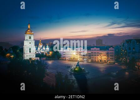 Luftaufnahme des Sofiyivska-Platzes und der Sophienkathedrale bei Nacht beleuchtet - Kiew, Ukraine Stockfoto