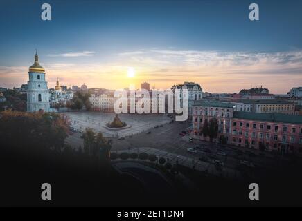 Luftaufnahme des Sofiyivska-Platzes und der Sophienkathedrale bei Sonnenuntergang - Kiew, Ukraine Stockfoto