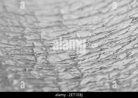 Zerknitterte Aluminiumfolie. Geringe Schärfentiefe. Stockfoto