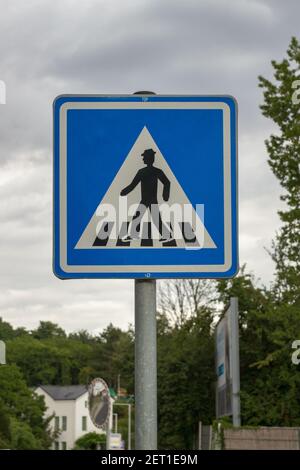 Quadratische Fußgängerübergangszeichen auf grauem Himmel Hintergrund Stockfoto