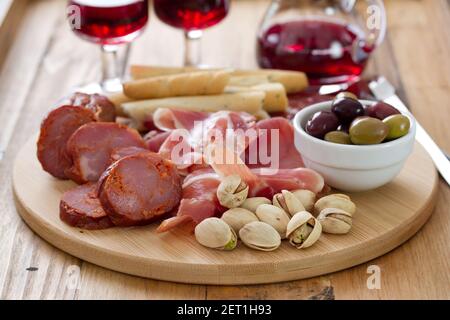 Fleischvorspeise mit Rotwein Stockfoto