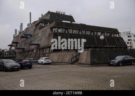 Berlin, Deutschland. März 2021, 01st. Fahrzeuge stehen vor dem Mäusebunker in Lichterfelde, das vom Abriss bedroht ist und inzwischen stillgelegt wurde. Im Rahmen eines "kompetitiven Dialogprozesses" für die Entwicklung des Campus rund um das Klinikum Benjamin Franklin soll geklärt werden, was aus dem ehemaligen Tierversuchslabor der Freien Universität (FU) wird. Die ersten Ergebnisse sollen im dritten Quartal 2021 vorliegen. Quelle: Paul Zinken/dpa-Zentralbild/dpa/Alamy Live News Stockfoto