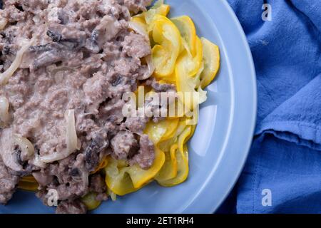 keto Hamburger Stroganoff mit Zucchini-Nudeln, eine ketogene Diät-Mahlzeit Stockfoto