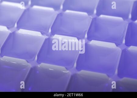 Form für die Herstellung von Eiswürfeln mit Wasser. Konzept für kalte Getränke. Stockfoto