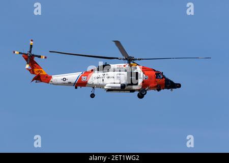 Ein US-Küstenwache MH60T Blackhawk Hubschrauber USCG Clearwater, Florida, USA Stockfoto